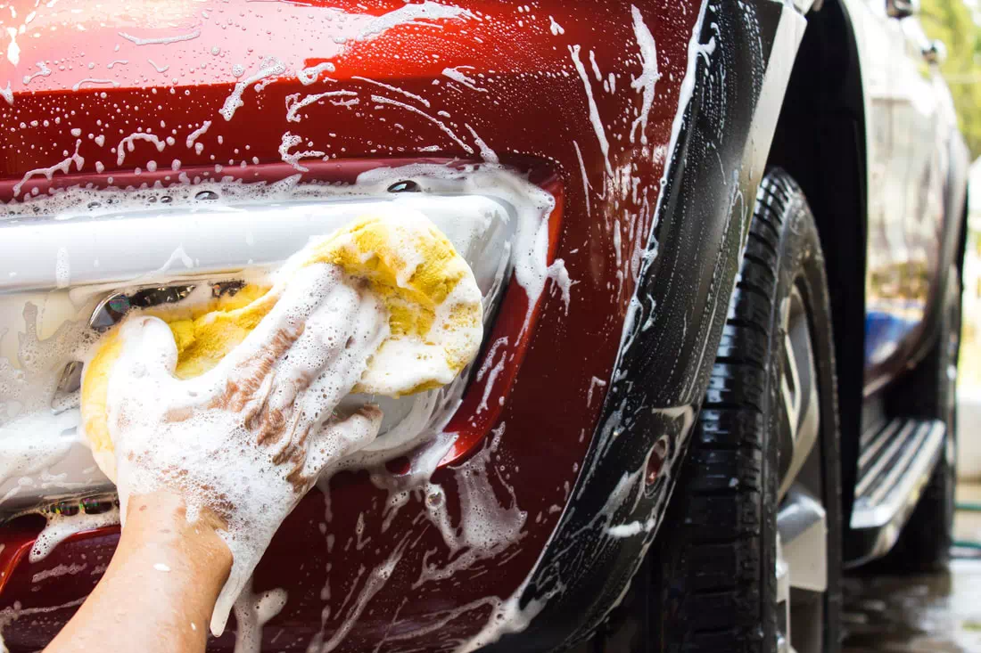 mycie samochodu gąbką